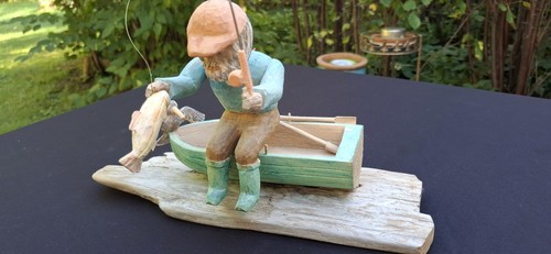 Geschnitzte holz figur angler - holz,