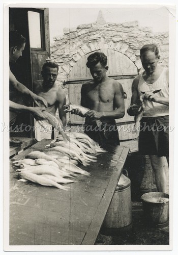 Männer kaufen fische - männer,